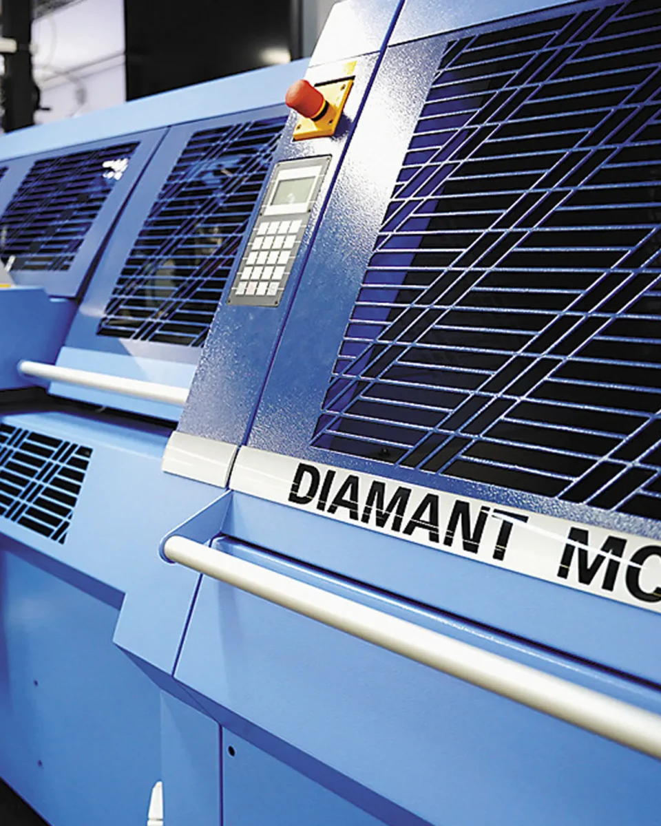 Müller Martini Diamant MC sert kapak takma makinesi çalışır halde, Pasifik Trading Türkiye yetkili distribütörü