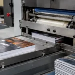 Amerikan Cilt Tutkalı: Amerikan cilt üretim hattında kitap bloklarına tutkal uygulayan endüstriyel ciltleme makinesi